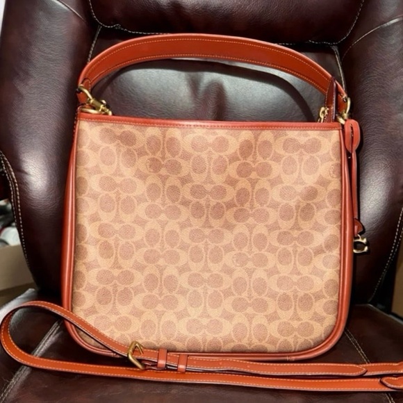 Coach Cary Shoulder Bag in Signature Canvas - Picture 2 of 4